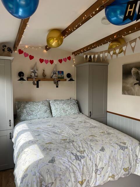 Popular Airbnb listing: Luxurious 1-bed Shepherd's Hut with Eco hot tub in Burnley