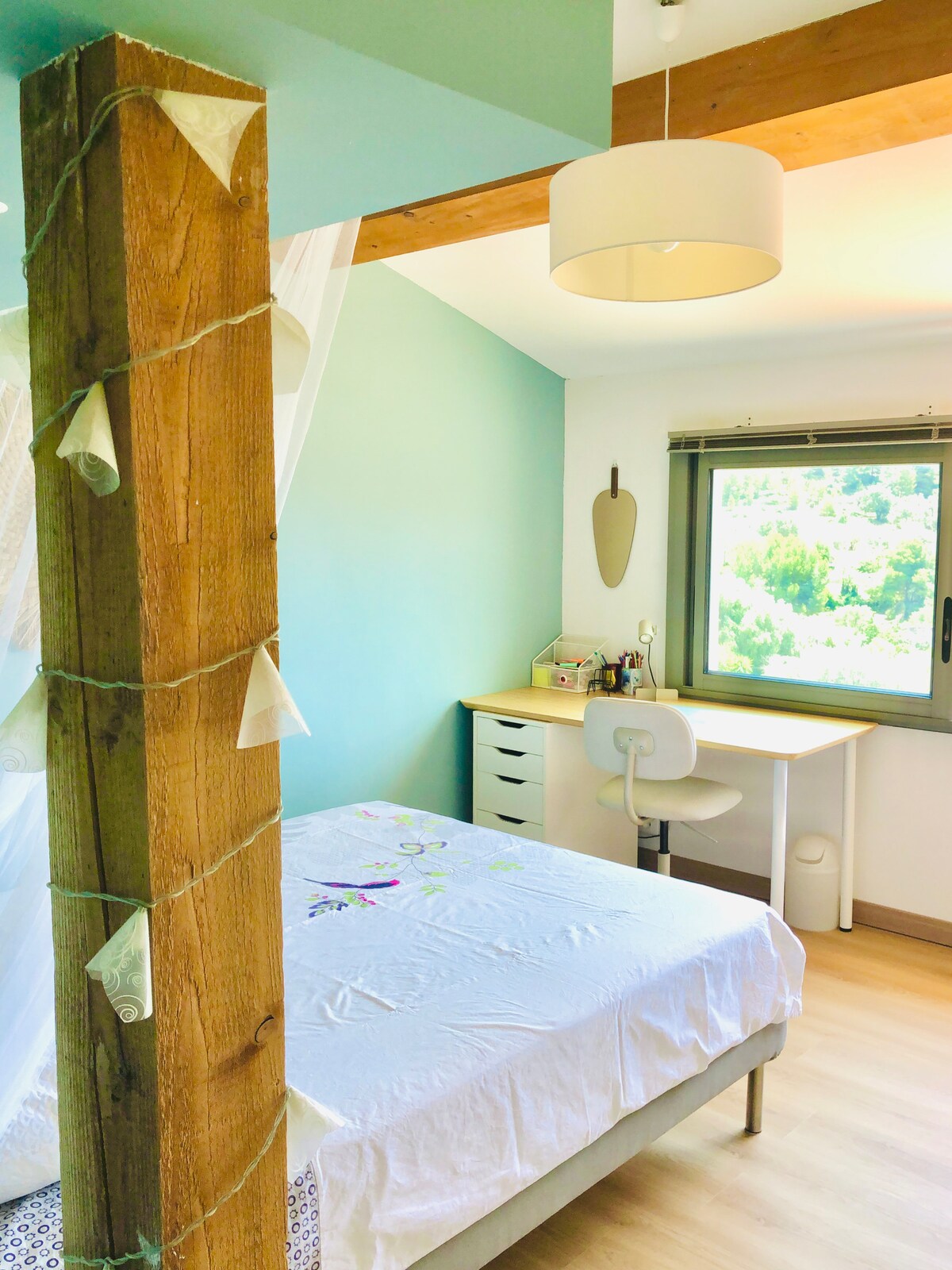 تتمتع جميع غرف النوم في الطابق العلوي بإطلالات على البحر.