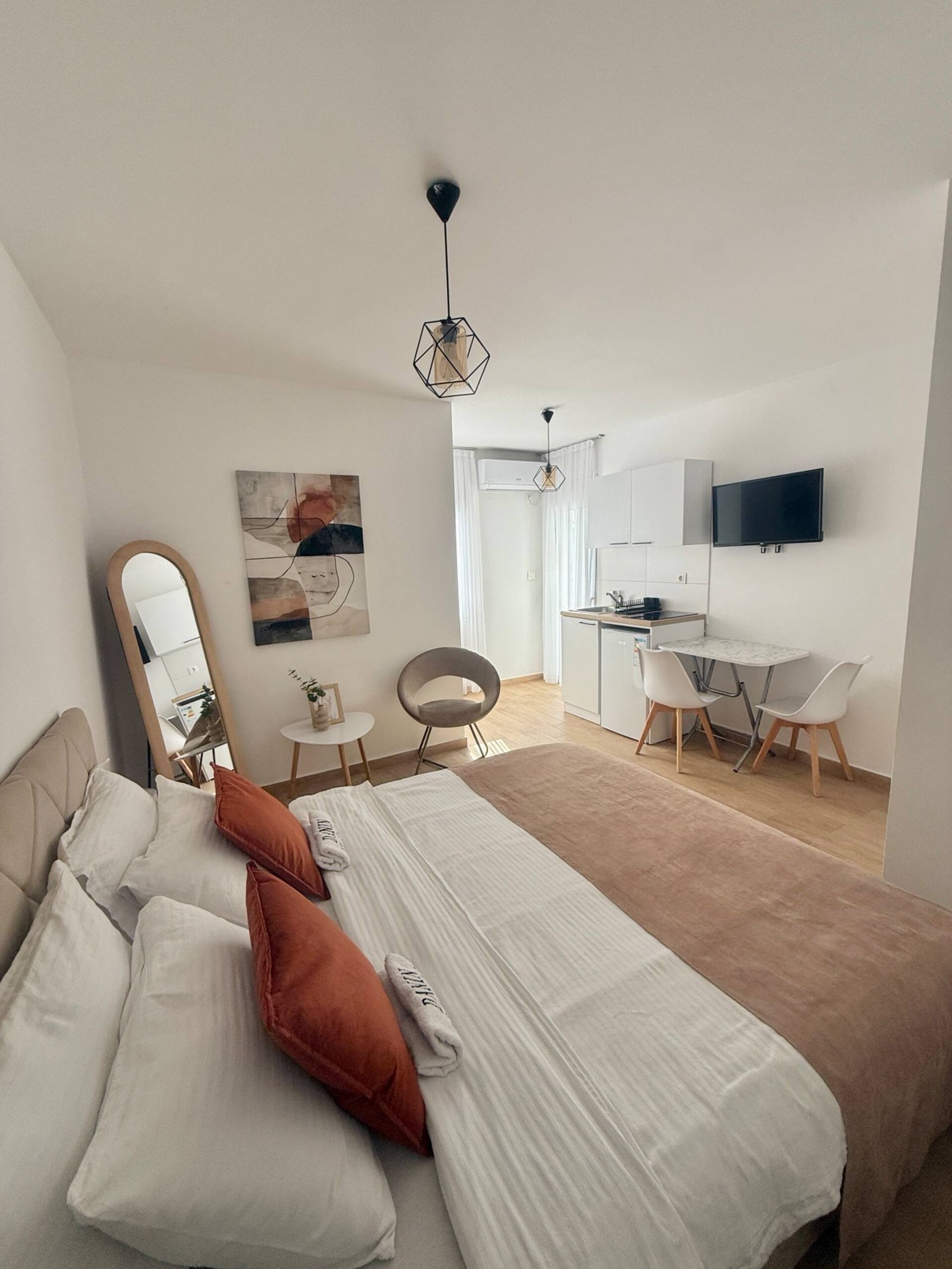 Lovely studio apartment with free parking 3