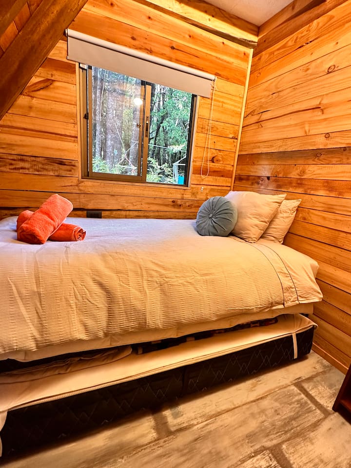  Ეს საძინებელი მდებარეობს დაბლა (კარის დაკეტვის საშუალებას იძლევა).
Მასში არის დასაწოლი საწოლი, რომელიც შედგება:
მთავარი მოედნის 1 ‑ ნახევარი, ქვემოთ კი - 1 კვადრატული.