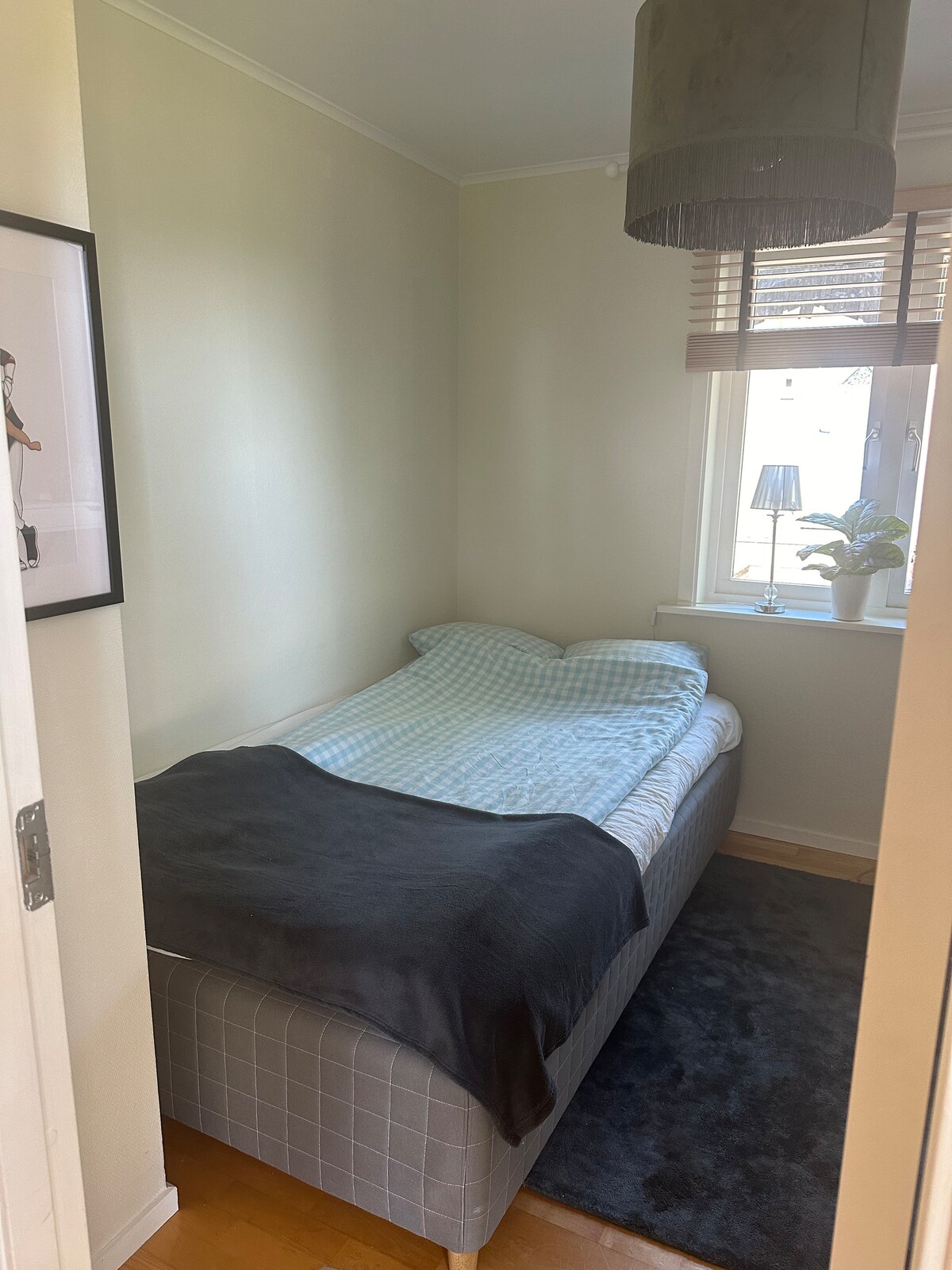 120x200 นอนได้ 2 คนหากต้องการ แต่ผู้ใหญ่ 1 คนจะนอนสบายกว่าแน่นอน 
นอกจากนี้ยังมีเตียงเสริม (พับ) 80 ซม. หากจำเป็น