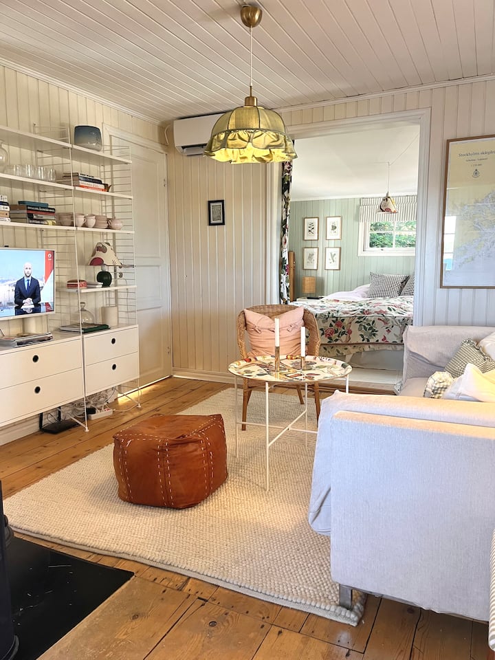 Charming 4-bedroom Waterfront Archipelago Cottage - Åkersberga