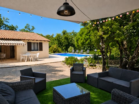 Quiet nature villa with private pool