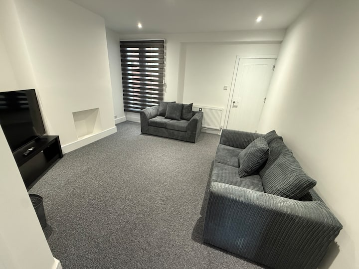 New Launch *Up To 9 Person Stay* Free Parking - Kettering