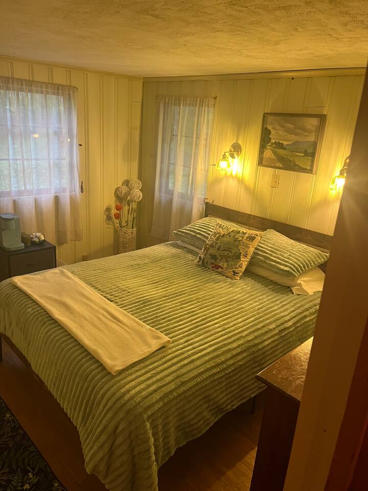 غرفة نوم رئيسية بسرير بحجم كوين وتلفزيون روكو ومقهى