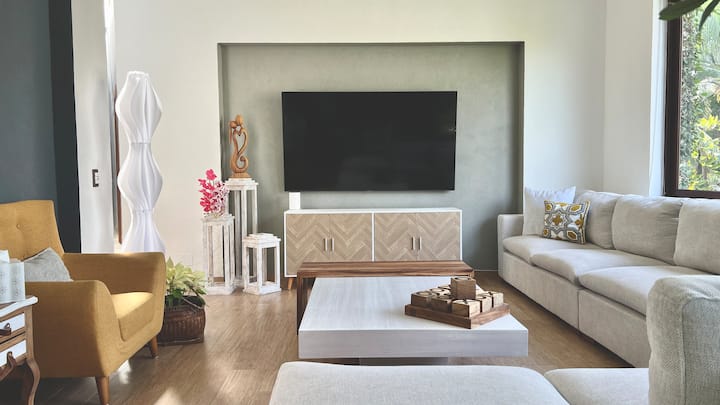 ห้องนั่งเล่นกว้างขวางพร้อมสมาร์ททีวีเรามีเน็ตฟลิกซ์ไพร์มวิดีโอแอปเปิลทีวียูทูบพรีเมี่ยมซัมซุงทีวี
 ในเฟอร์นิเจอร์ใต้ทีวีคุณสามารถพบบอร์ดเกมเช่นหมากรุก, หนึ่ง, ไพ่, ปริศนา, Jenga, เกมแมวไม้, รัมมี่ PAC - คน