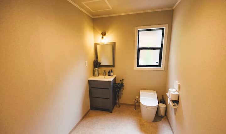 【Restroom】トイレ
トイレは1Fと2Fと二か所にあり、
洗面台は三か所にあります。
清潔に保たれれておりますので、
安心してご利用いただけます。