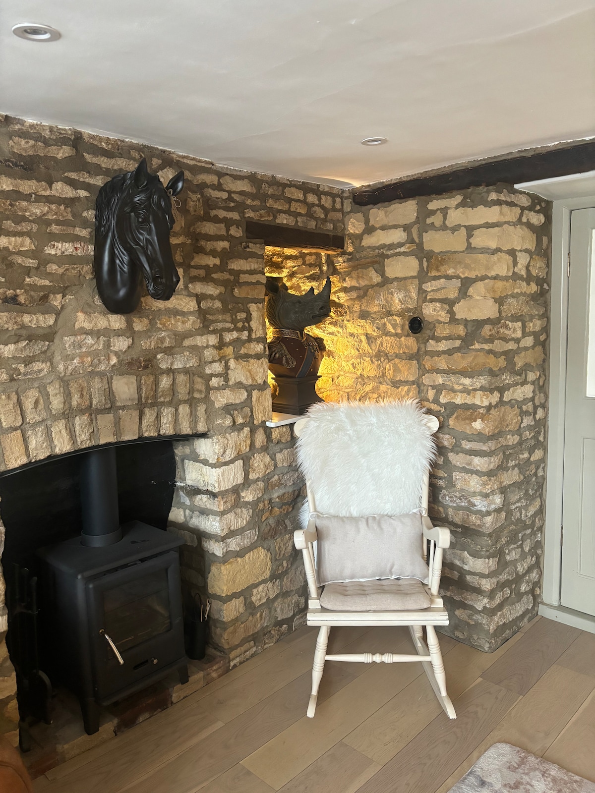 Top Airbnb: Cottage on high street, own parking and EV charger in Chipping Norton