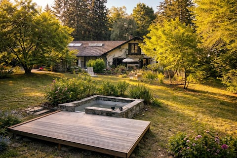 Large house in the woods for families and groups