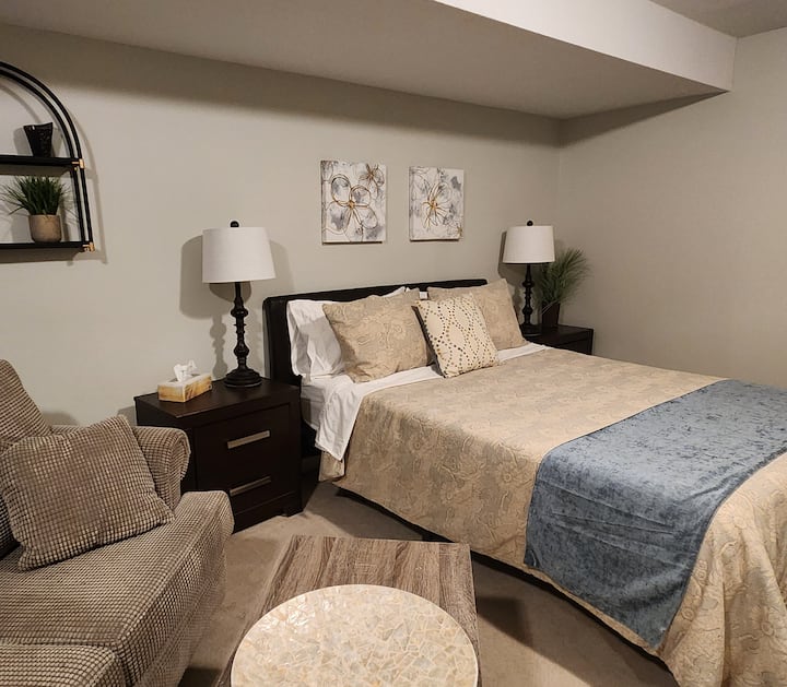 Estudio en el sótano con cama tamaño queen, cocina americana, baño completo y quinto dormitorio 