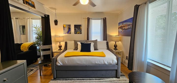 Clean & Comfortable Stay For 2, Flexible For 3 - Milwaukee, WI