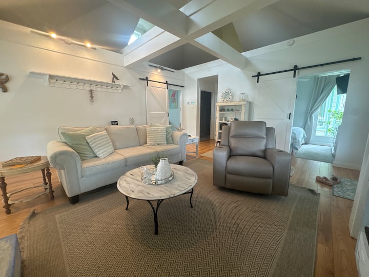Newly Renovated 2 Bedroom Unit From Early 1900's - Buxton, NC