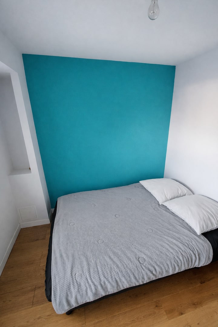 FR: Habitación con cama doble, espacio de almacenamiento, ventana que da a la terraza sin vecinos enfrente.

ES: Recámara con cama doble, espacio de almacenamiento y una ventana que da a la terraza privada sin vista directa desde el exterior.