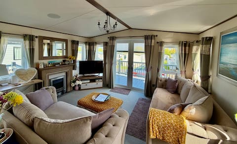 Coastal lodge, 8 min walk to beach, dog-friendly