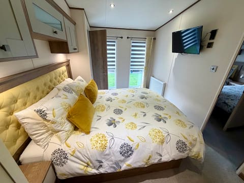 Large family Lodge, 8 min walk beach, Dog welcome.