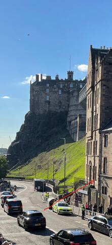 Lovely 2 bed flat located next to Edinburgh Castle