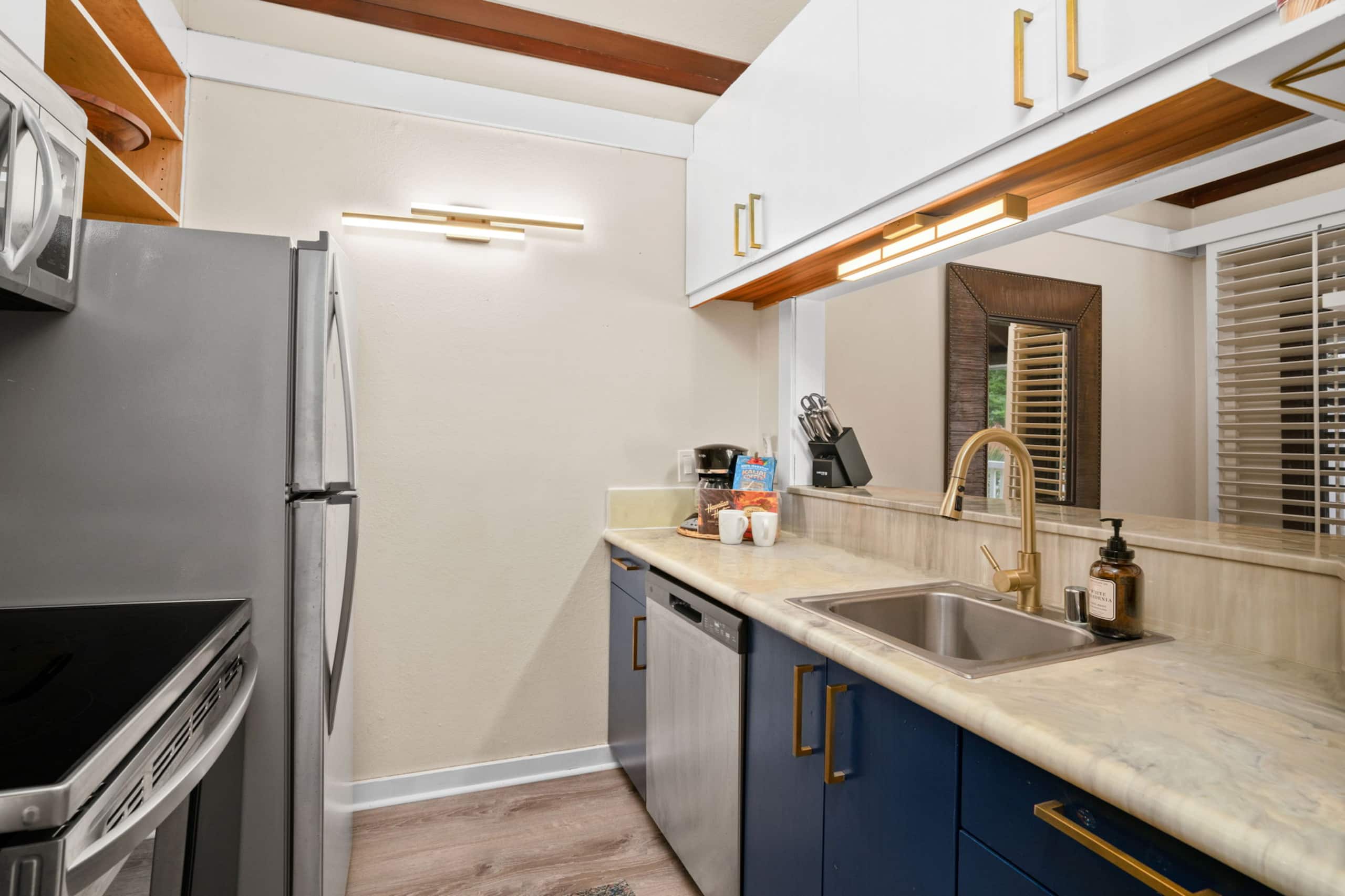 Gorgeous Penthouse w/ AC, Steps from the Beach - Photo 6