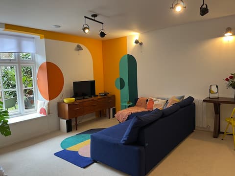 Top performing Airbnb: Modern ground floor apartment with gated parking in Headingley & Hyde Park