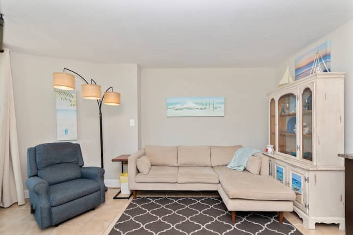 Ocean View Myrtle Beach Condo | Pools & Hot Tubs - Public Beach, SC