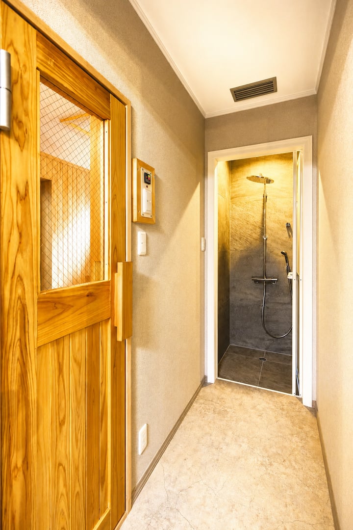 【Shower room】シャワールーム
石風呂とは別にシャワー室完備しております。清潔に保たれれておりますので、安心してご利用いただけます。