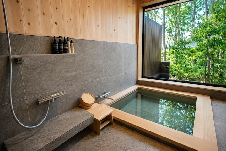 【Bath】石風呂をご用意しました。
清潔に保たれれておりますので、
安心してご利用いただけます。

石風呂は大人４人でもゆったり入れる広さ。シャワーは２種あります。
シャンプーコンディショナーメーク落としはヨーロッパオーガニック認証をうけた
Natural Foundation（イタリア）ご用意しております。
ぜひ、お試しください。