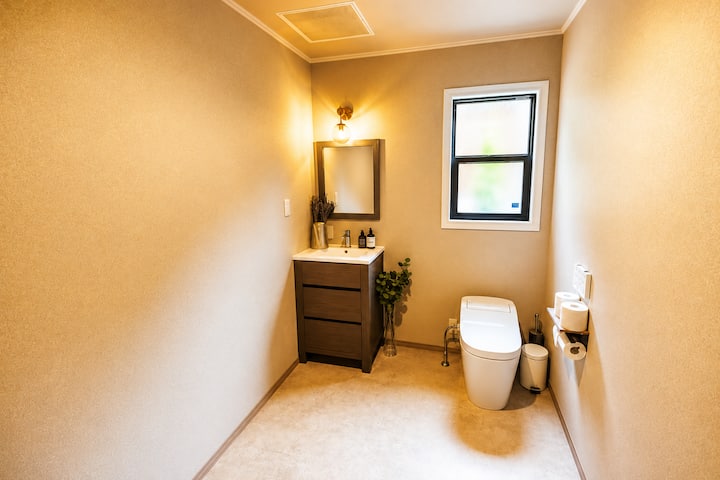 【Restroom】トイレ
トイレは1Fと2Fと二か所にあり、
洗面台は三か所にあります。
清潔に保たれれておりますので、
安心してご利用いただけます。