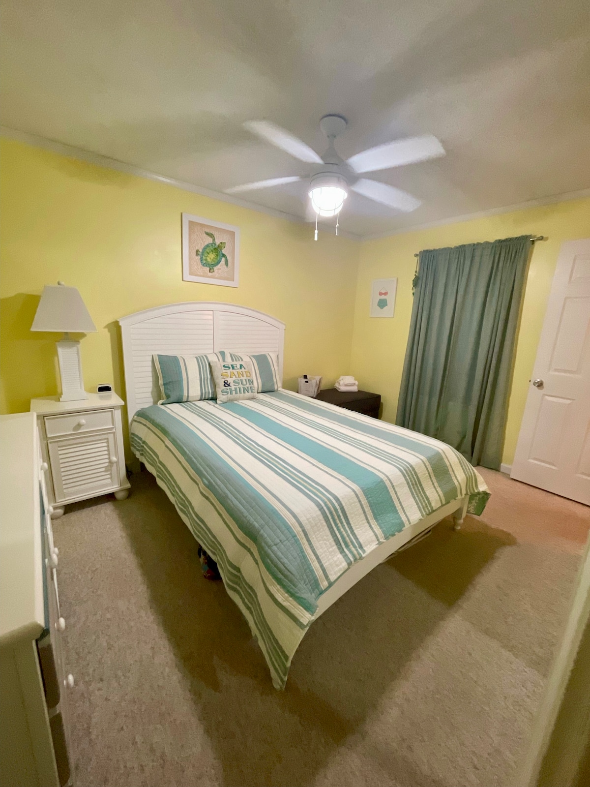 Მთავარი საძინებელი აღჭურვილია ორადგილიანი საწოლით, კომოდითა და ღამის მაგიდით, ოსმალური სათავსოებით და კარადა შუშის კარებით. 