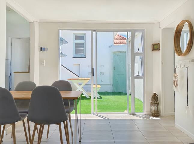 Muizenberg Beach – 2 bedroom flat with courtyard. gallery image 3