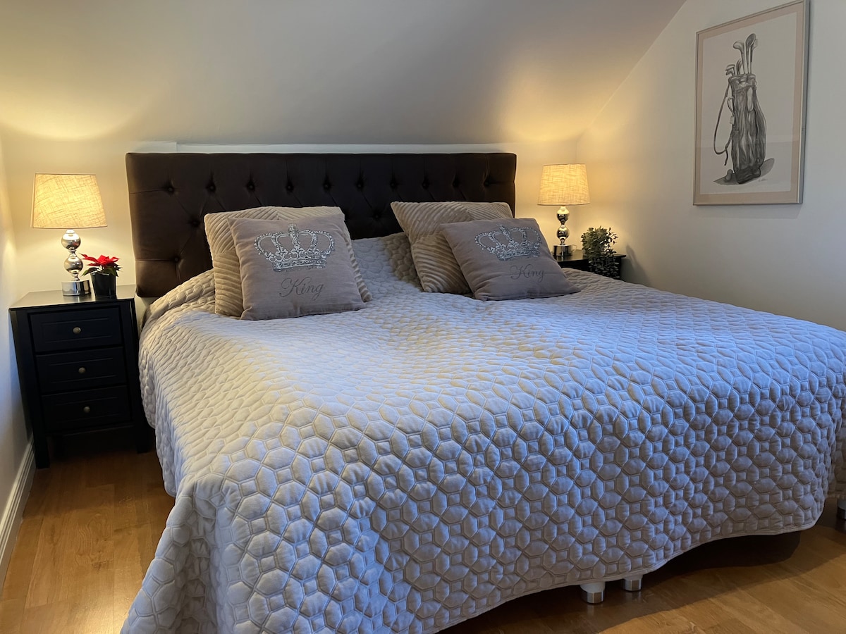 ห้องนอนพร้อมเตียงคู่และตู้เสื้อผ้า