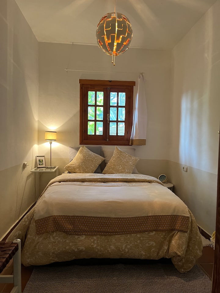 Spálňa je malá a ponúka takú útulnú atmosféru. Z okna sa pozriete na obrovskú agávu! 