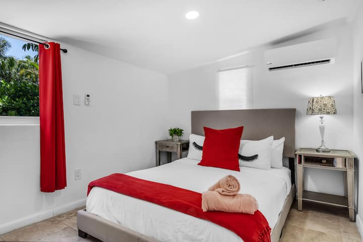 红色卧室2位于一楼，配备舒适的标准双人床、可供娱乐的智能电视和遮光窗帘，可增加隐私和安睡。
