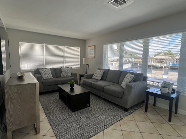 Peaceful, Serene Waterfront Jacuzzi Heated Pool - Pompano Beach, FL