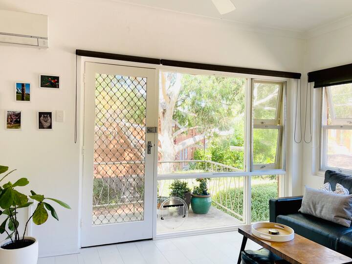 Inner North Retro Gem - Pet Friendly - Belconnen