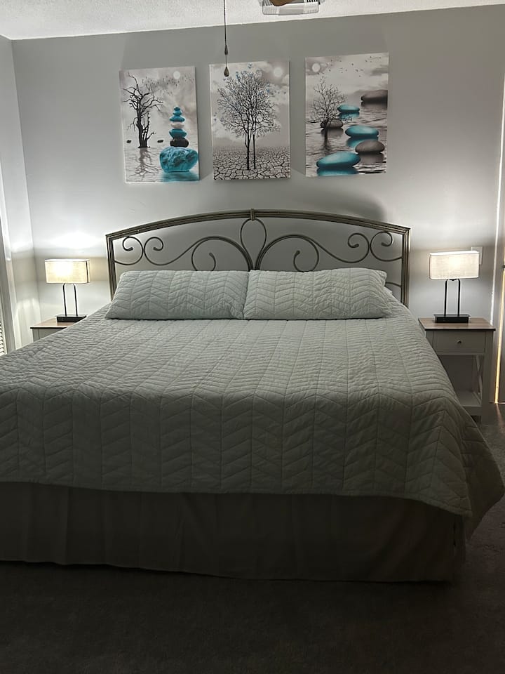 Cama tamaño king y almohadas. Funda de almohadilla de colchón acolchada. Alfombra nueva 2025