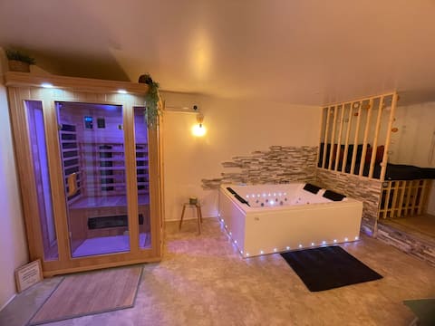 House with spa, private sauna and cinema room