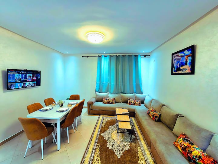 თანამედროვე, ნათელი მისაღები ოთახი, რომელშიც არის კომფორტული დივანი, Android‑ის HD ტექნოლოგიით აღჭურვილი სმარტ‑ტელევიზორი და Netflix. ელეგანტური სასადილო ოთახი, სადაც ოჯახთან ან მეგობრებთან ერთად მიირთმევთ საჭმელს თბილ და მეგობრულ გარემოში.