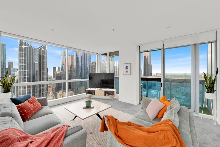Incredible Views In This Spacious 3 Bedroom Jewel! - Melbourne