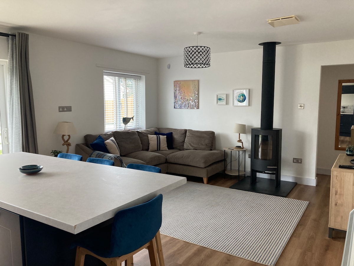 Top performing Airbnb: St Merryn. Family & dog friendly detached bungalow in St. Merryn