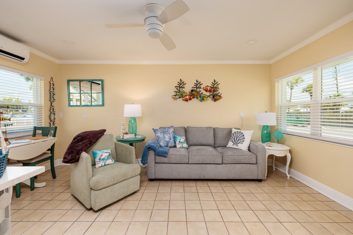 Successful Airbnb property: Cozy 1BR only steps to the water $143 Summer 2026 in North Redington Beach