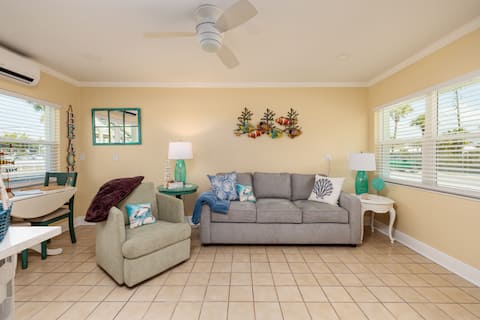 Successful Airbnb property: Beautiful 1BR Condo only steps to the water & fun! in North Redington Beach