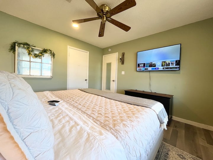 ستحب سرير النوم رقم النوم بحجم كبير في غرفة النوم الأساسية. يأتي التلفزيون الذكي مقاس 50بوصة مع NETFLIX وHBOMAX وPrimeVideo مجانًا.  يحتوي المصباحان بجانب السرير على منافذ USB. يوجد منظم حجيرة معلق في الخزانة مع وسائد/بطانيات إضافية