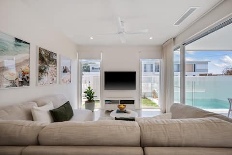 Villa Arco Luxe 3Bed Coastal Retreat, Golden Beach