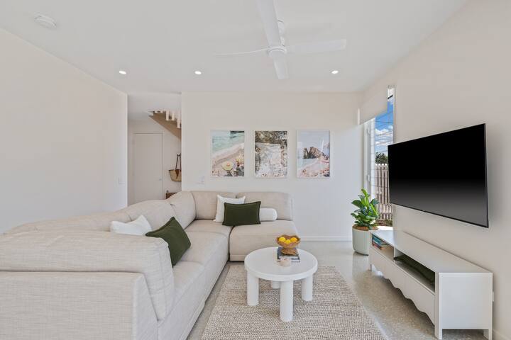 Villa Arco Luxe 3bed Coastal Retreat, Golden Beach - Caloundra