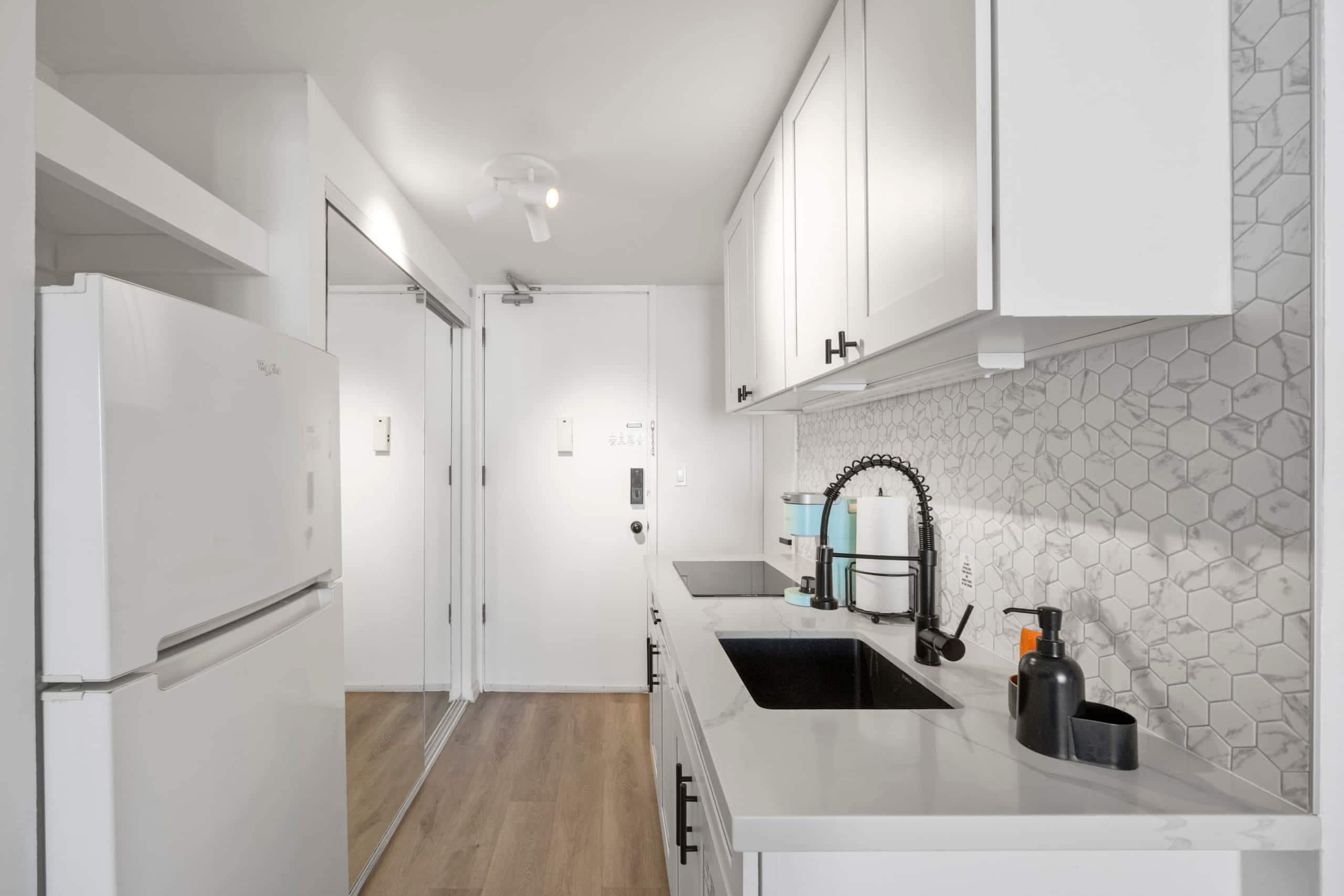 Condo in Honolulu · ★4.85 · Studio · 2 beds · 1 bath - Image 18