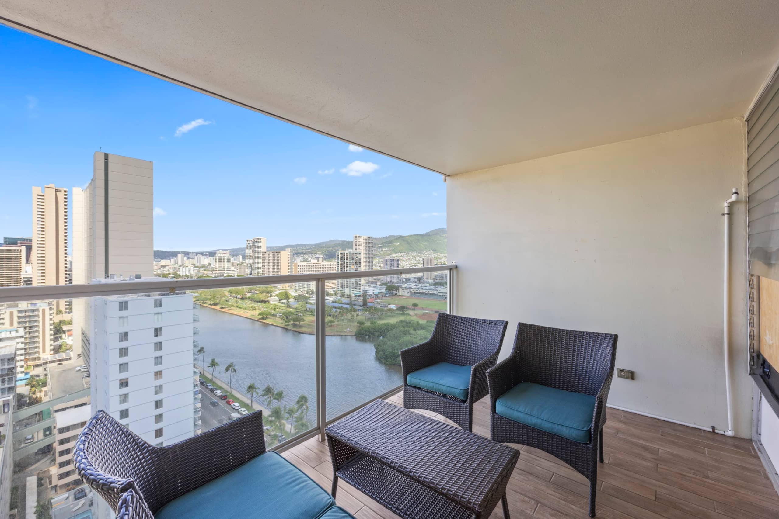 Condo in Honolulu · ★4.85 · Studio · 2 beds · 1 bath - Image 25