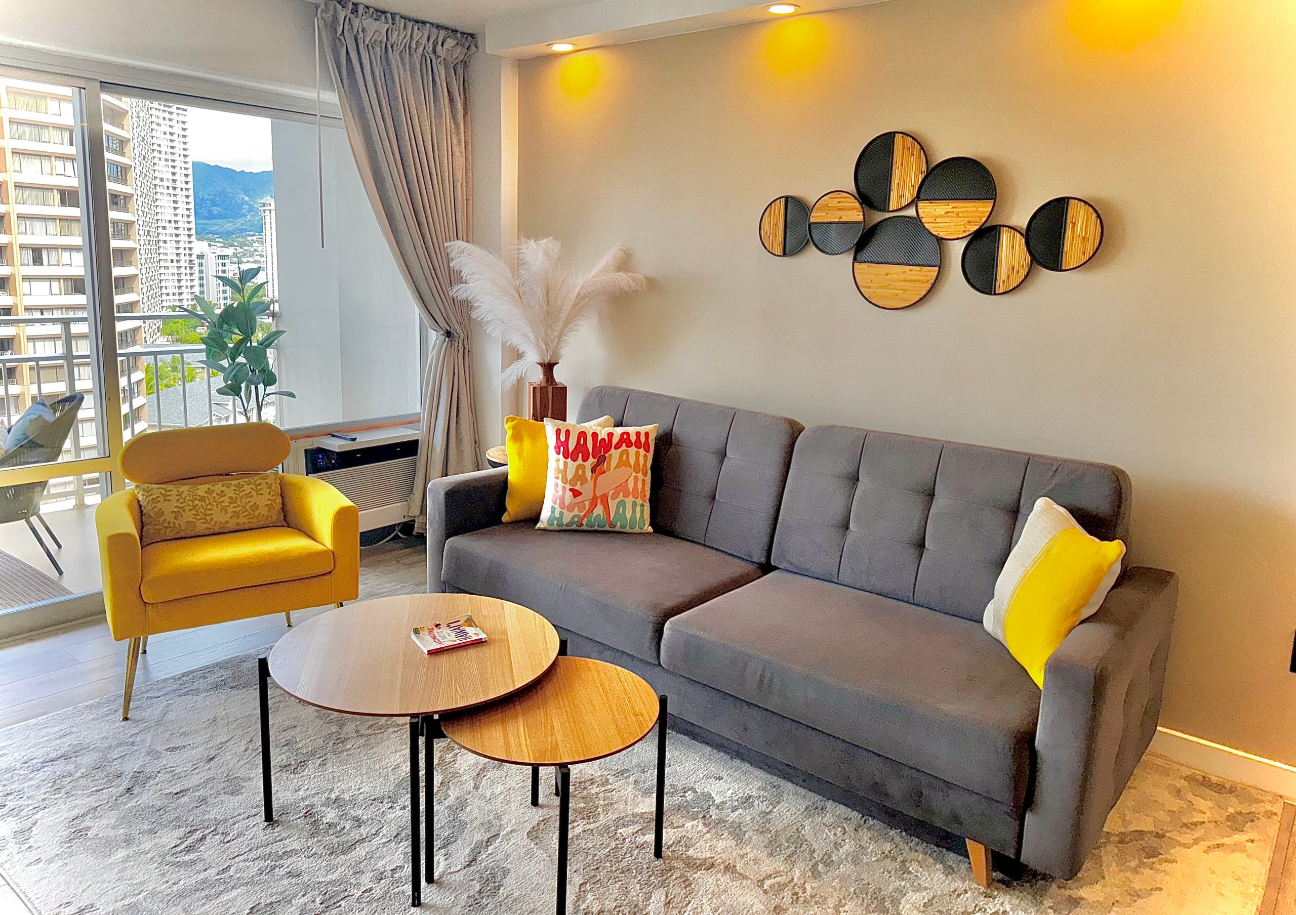 Beachfront condo in Waikiki - Image 2