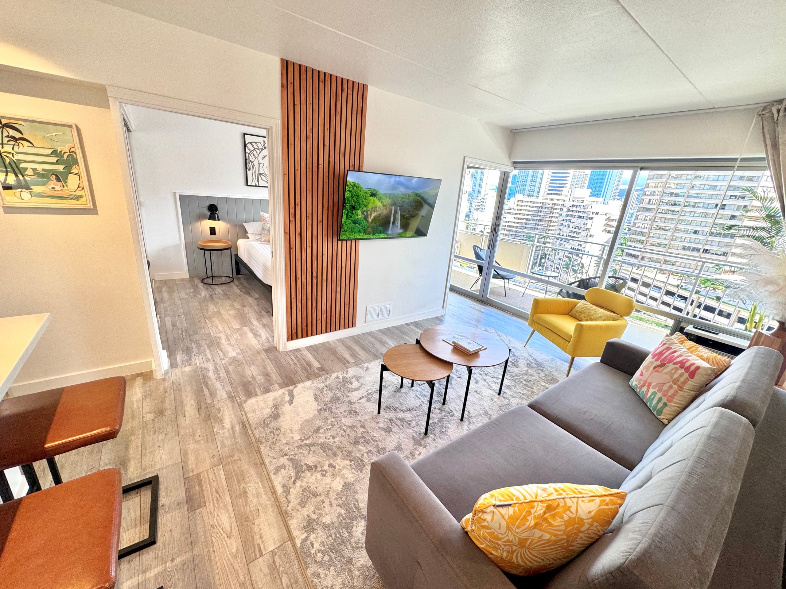 Beachfront condo in Waikiki - Image 4