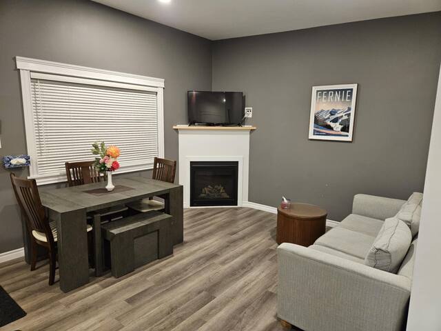 Family friendly, trail access,fire pit games room