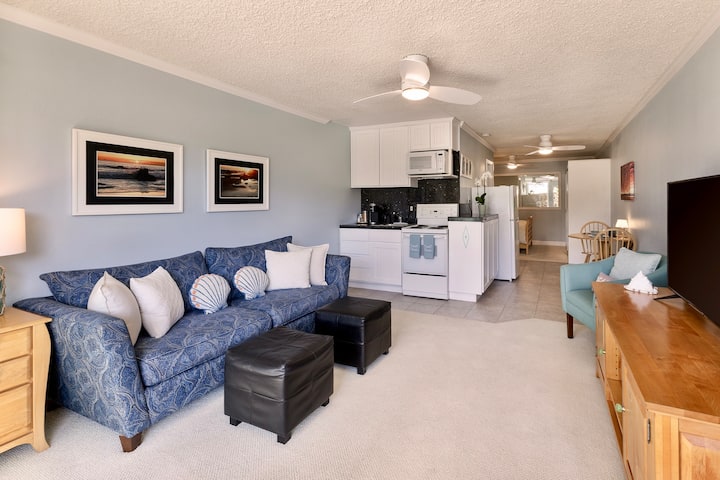 Condo With Patio Across The Street From The Beach. - Carpinteria, CA