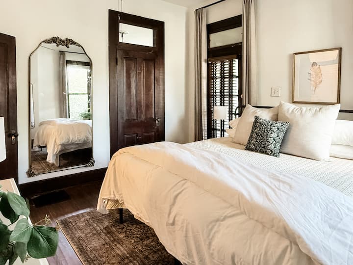 Perfect after a full IU day: come back to your king bed, queue up a show on the Smart TV, and enjoy the comfort of a private ensuite and blackout shades that keep the room peacefully dark.